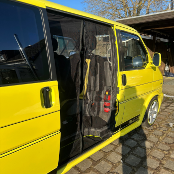 Detailansicht Moskitonetz an Fahrzeug montiert