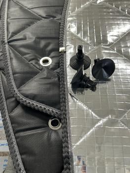 Detail Thermomatten innen schwarz / außen silber mit schwarzen Saugnäpfen