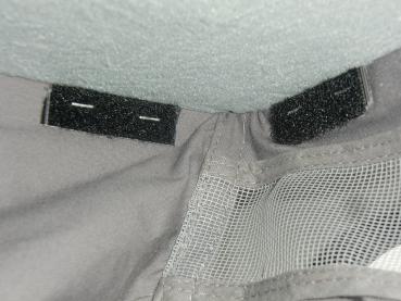 Preview: Innenansicht eines Reimo-Schlafdachs im VW T4 mit befestigter Thermomatte, Klettpunkte zur Fixierung am Dachrahmen sichtbar