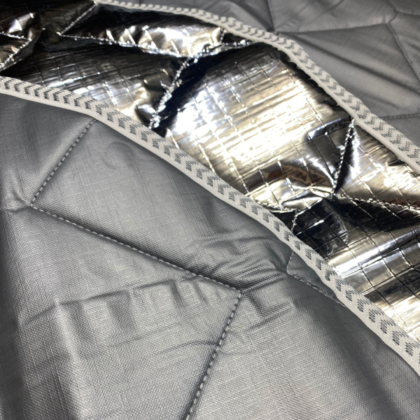 Detail Thermomatten innen grau / außen silber