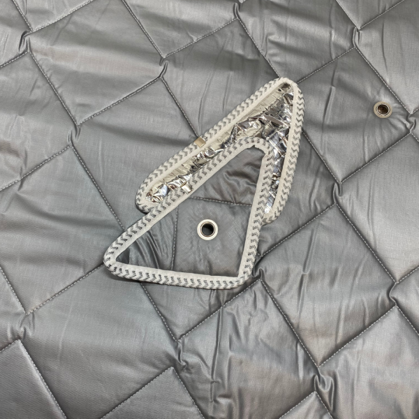 Detailansicht Fahrerhaus Vito Thermomatten als kleine Dreiecke