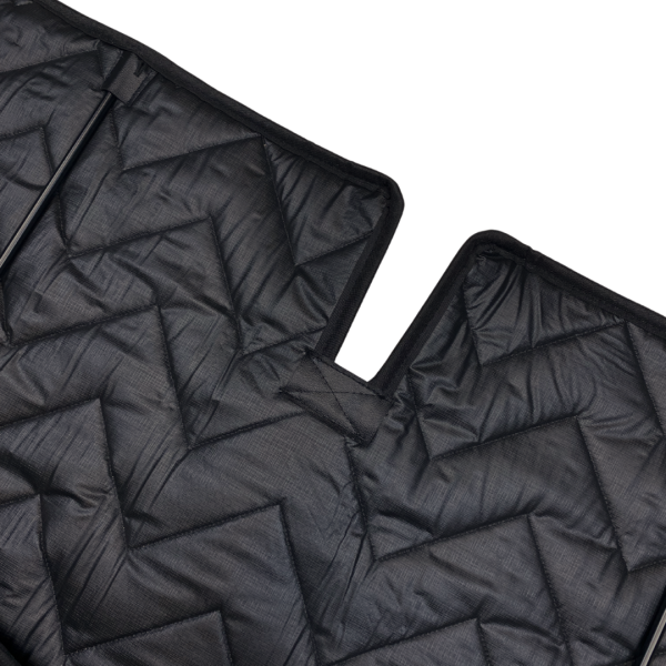 Detail Spiegelausschnitt schwarze Thermoatte