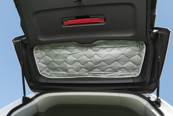 Thermomattenset 8-tlg. für VW ID. Buzz, montierte Thermomatte bei geöffneter Heckklappe von innen sichtbar angebracht.