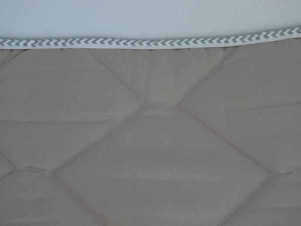 Gesteppte Innenseite einer Thermomatte für VW T5/T6/T6.1 mit langem Radstand, ohne Innenverkleidung.