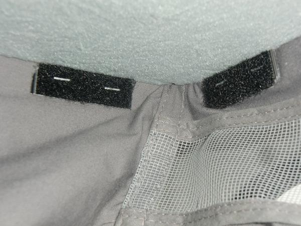 Innenansicht eines Reimo-Schlafdachs im VW T4 mit befestigter Thermomatte, Klettpunkte zur Fixierung am Dachrahmen sichtbar